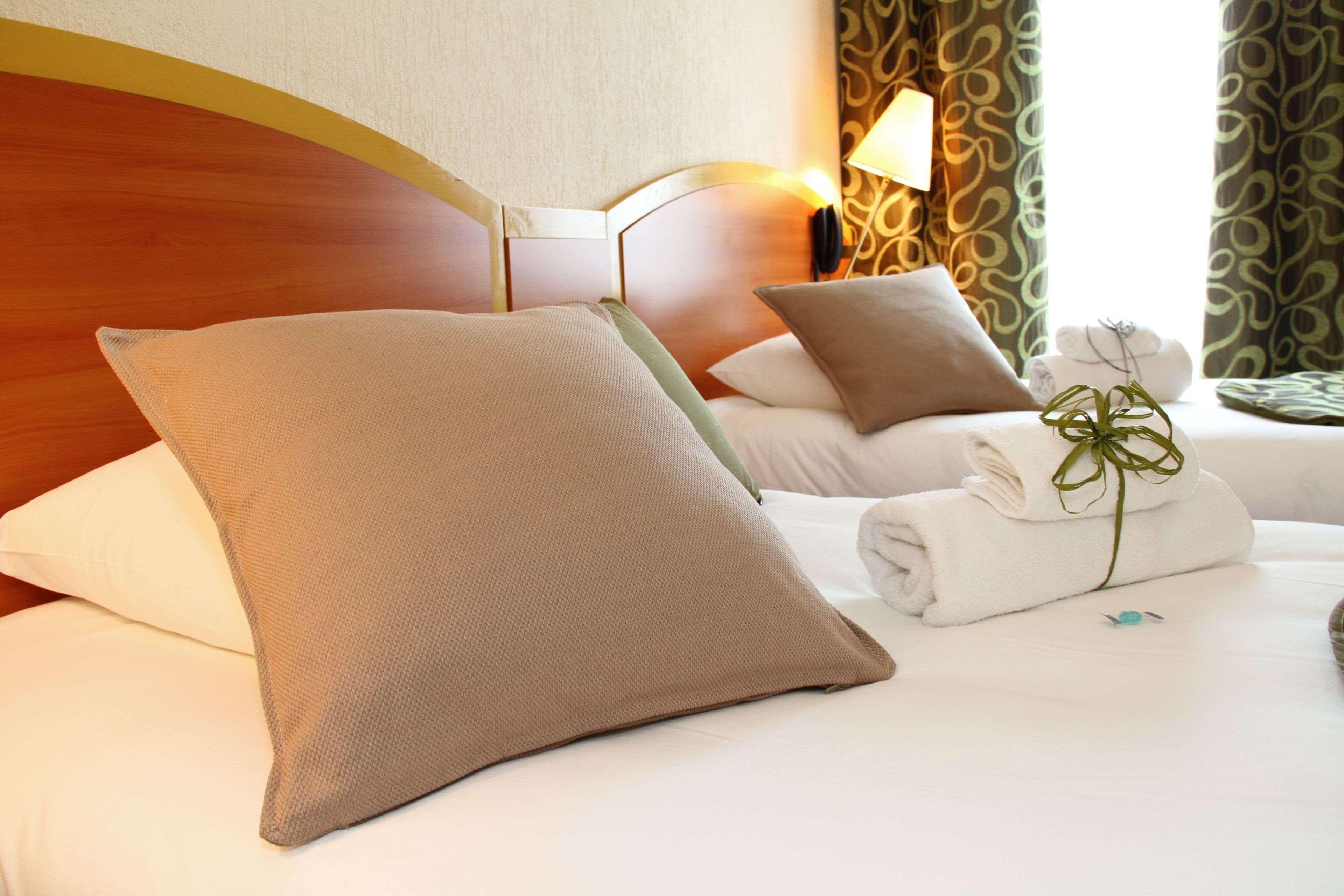 Kyriad Hotel Lamballe Exterior foto